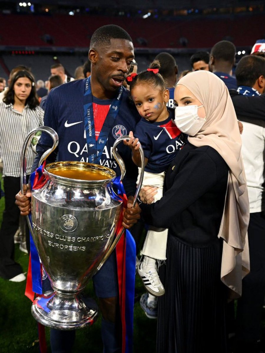 Ousmane Dembele bersama anak, istri dan trofi Liga Champions. ♥️🏆