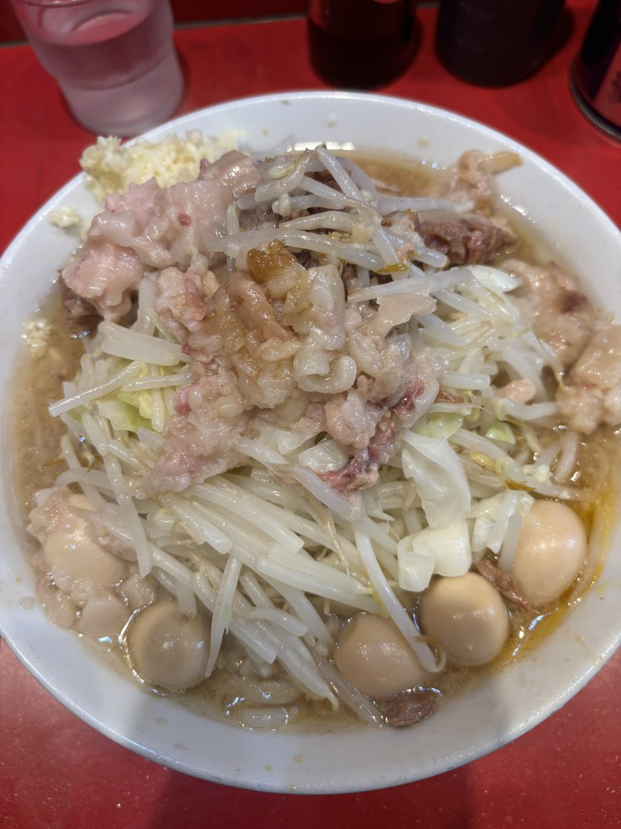 _kawakun's tweet photo. ラーメン二郎西台店
先に言っておきます。ばかうまい。
小ラーメン、うずらトッピング
コールは全部
麺量320gくらい？スープは乳化。ワシボキ派の私でさえこのデロ麺は最高峰と言わざるを得ない。豚も神。土曜11:30に「宣告」があったので来店には注意
#ラーメン二郎 #ラーメン二郎西台駅前店 https://t.co/hjSCaYcI6F