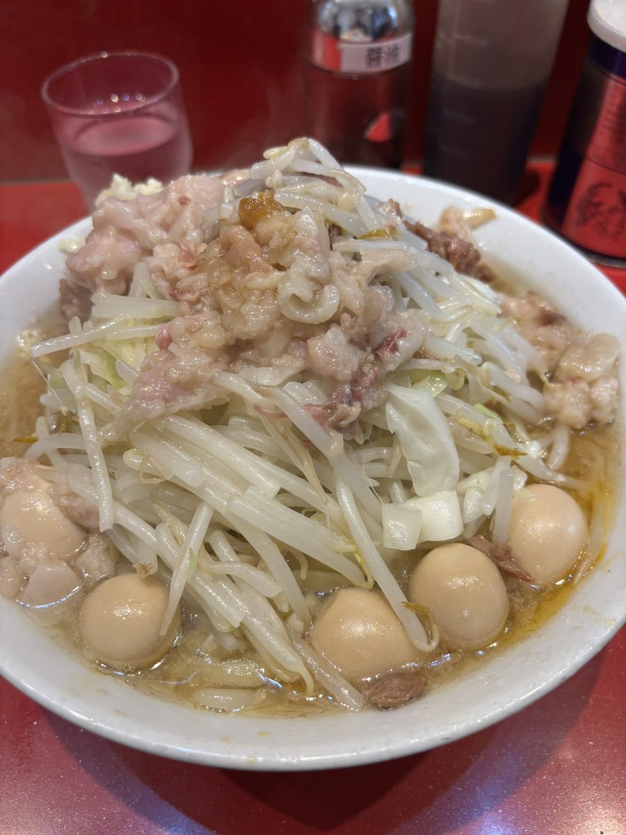 _kawakun's tweet photo. ラーメン二郎西台店
先に言っておきます。ばかうまい。
小ラーメン、うずらトッピング
コールは全部
麺量320gくらい？スープは乳化。ワシボキ派の私でさえこのデロ麺は最高峰と言わざるを得ない。豚も神。土曜11:30に「宣告」があったので来店には注意
#ラーメン二郎 #ラーメン二郎西台駅前店 https://t.co/hjSCaYcI6F
