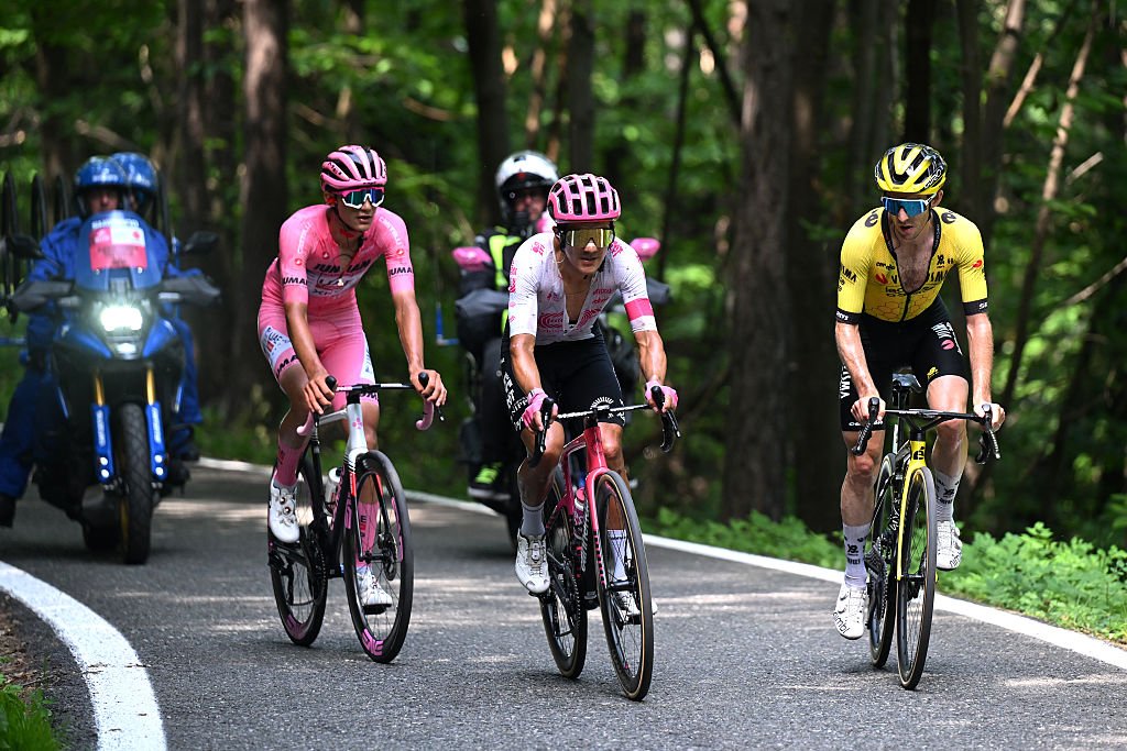 Anatomía de una derrota
Para cerrar ya este tema, voy a dar mi análisis de la etapa 20 del #GiroDItalia como siempre discutiendo la carrera y no entrando en sentimentalismos o en el #CallayApoya
Empezamos con el contexto de cómo se llegaba a esta etapa, que es muy importante 🧵👇