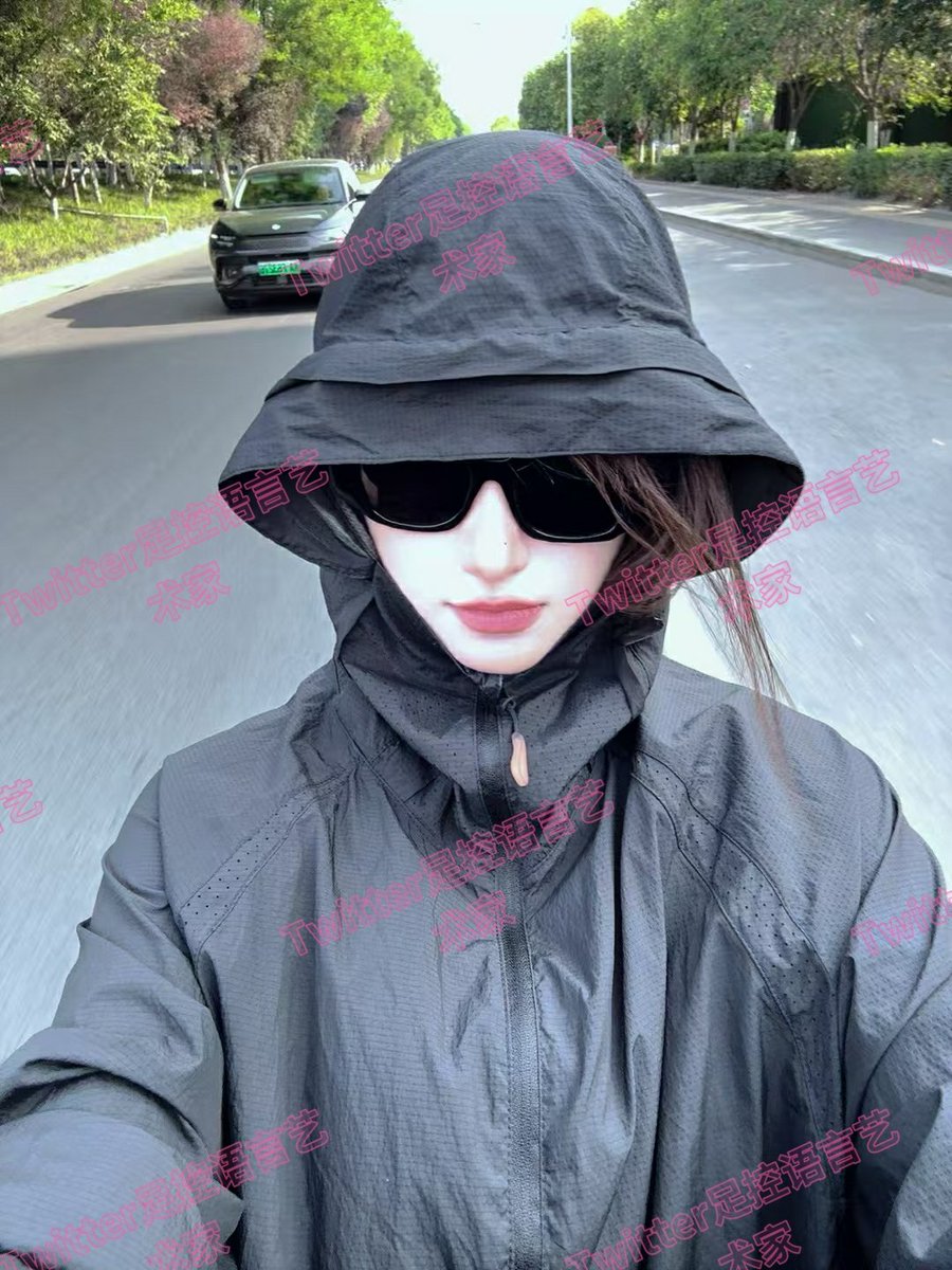 算不算冷艳？但是逛完街回家马上脱鞋拍脚就发来了，整个红润脚底都拍清了，还能看到微微的汗迹，这么高冷不知道羞耻吗？ https://t.co/394Sz0XMXg