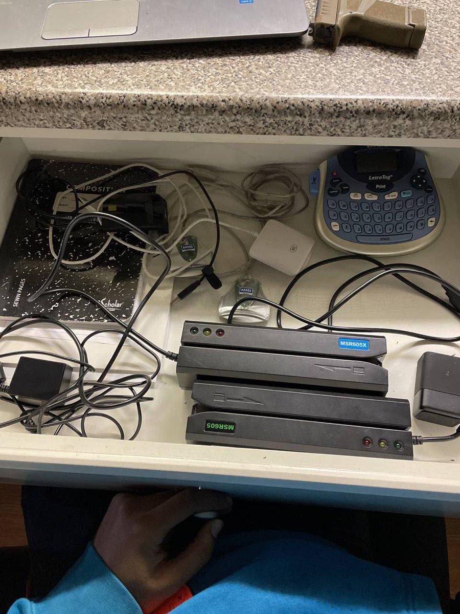 ncliffts's tweet photo. Tapn got all these skimming devices &amp; dumps wid cards 💳 https://t.co/gmpoyhVnoZ