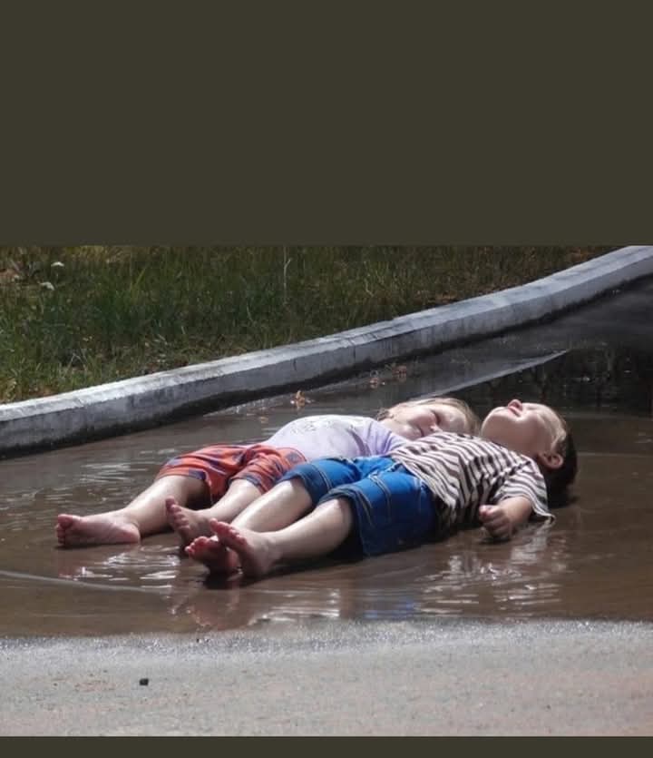 peti69445705's tweet photo. Благодарим ви, че ни помагате да виждаме света около нас по най-вълшебния начин и ни давате повод да си спомняме нашето собствено детство!❤ https://t.co/neZ3nzNveR