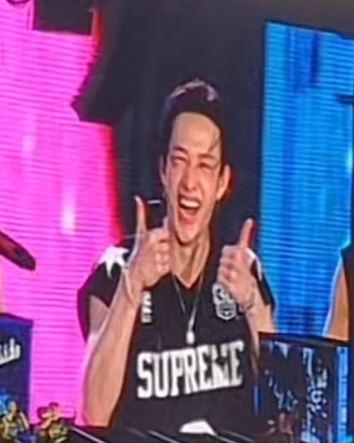 hm2il's tweet photo. 🐺 umm I hate to be a party pooper but unfortunately 
*STAYS screaming* 
🐺 that’s the end of the show 👍🏼☺️👍🏼
🐥 really?? 
🐶 BYE WE GOING HOME 
🐥 🙂‍↔️🙂‍↔️🙂‍↔️☝🏼

CHAN IS SO SILLY 
 #방찬 #dominATE_LosAngeles https://t.co/ttsW1ka2Cz