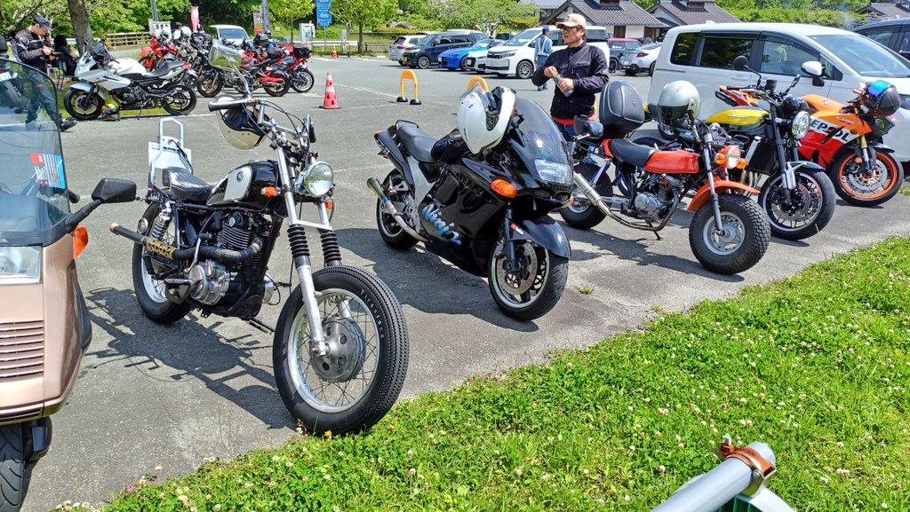 windofkait's tweet image. 笑笑マルシェからのつくでなう。
野生と思われるイレブンがいるな…
#ZZR1100 #ZX11