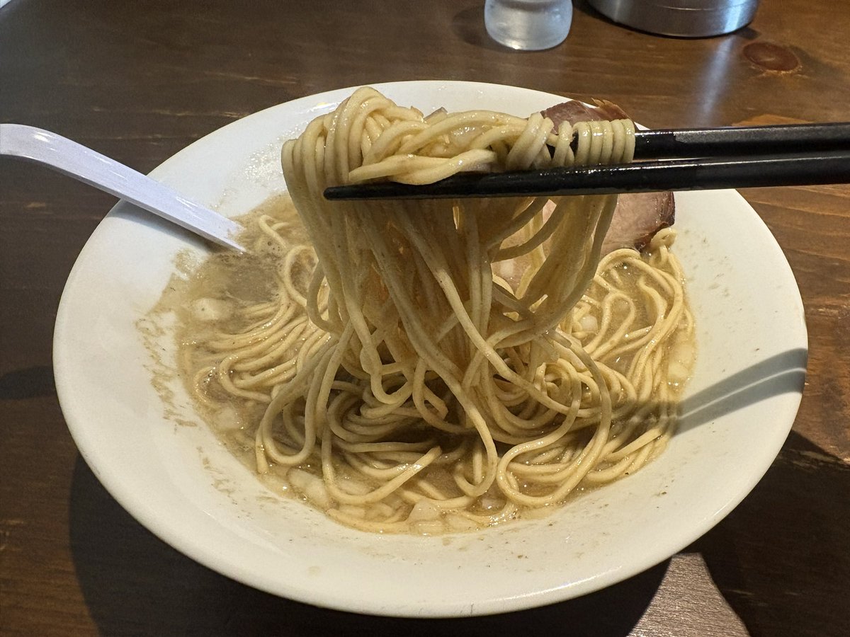 ramalchannel's tweet photo. 『 煮干しそば 剛 』
・濃厚煮干し  1200円
・和え玉  300円
先週に続いて今週も煮干しそば剛へ
数量限定の濃厚煮干しがあったので
迷わず濃厚煮干しをチョイス！
最近お気に入りのお店で個人的に
煮干し系では一番の推し🍜
濃厚で最高♪
今回も美味しく頂きました😋

#煮干しそば剛
#静岡ラーメン https://t.co/AEbz9EqrPF