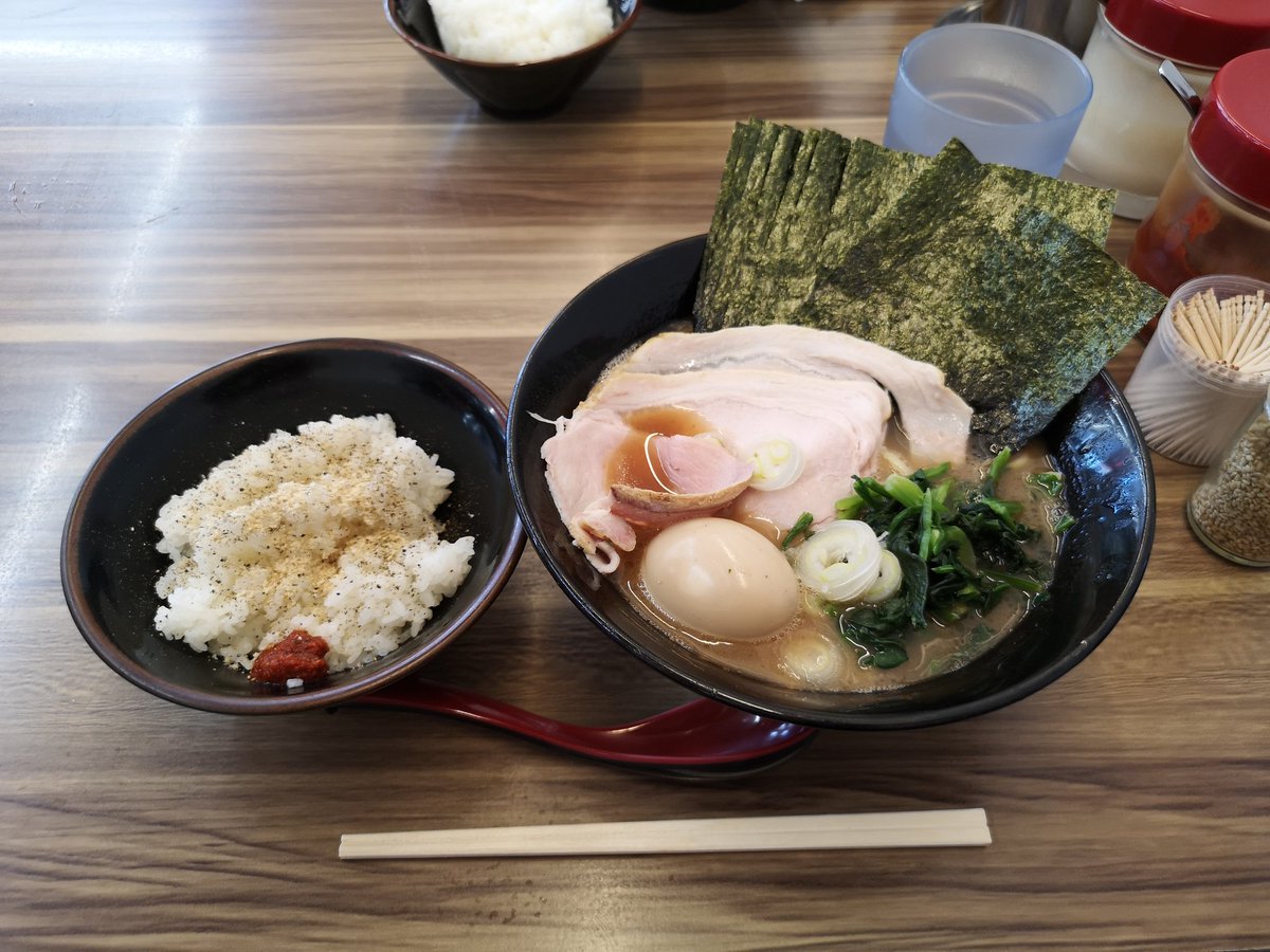 gobigobi_'s tweet photo. やっと行けた宮里家さん。
最近タイミング悪く、中々食べられなかったのであっという間に完飲完食でした。
ゲンさん特製のライム酢がスープと相性抜群でした。 https://t.co/JkPOLVy5FI