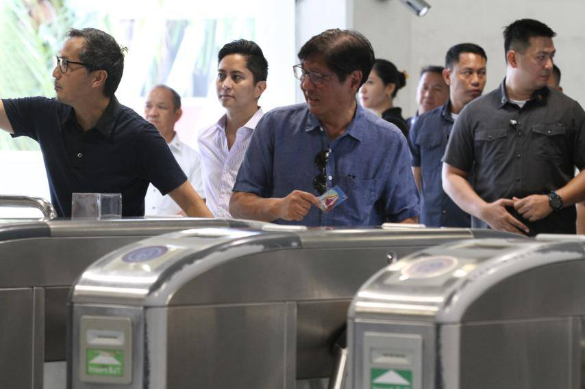 News5PH's tweet image. MARCOS ORDERS PAUSE ON EDSA REHAB

Pres. Bongbong Marcos has temporarily halted the #EDSA rehabilitation project, citing major concerns about its negative impact on daily commuters.

With the project initially expected to stretch until 2027, #Marcos acknowledged public