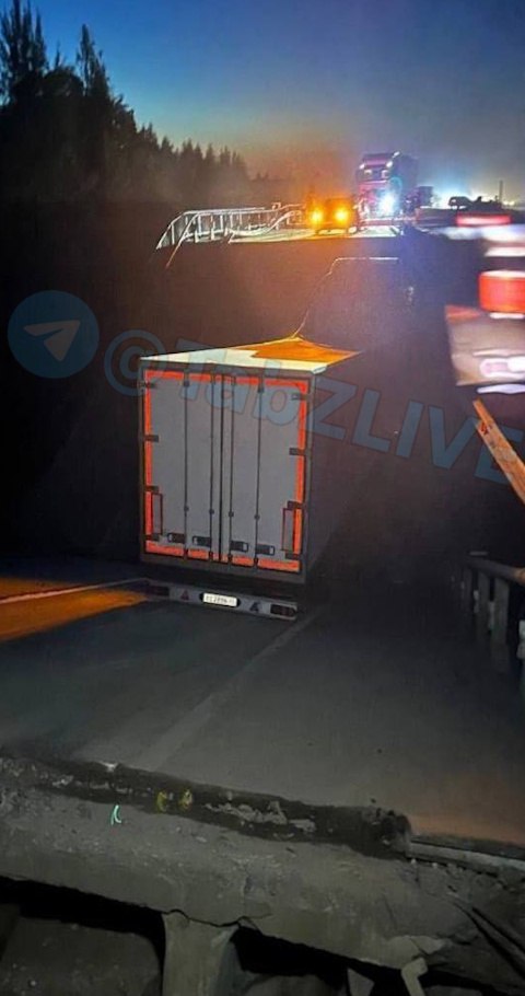 OsiOsint1's tweet image. 🇷🇺🚨 A highway bridge co||apsed onto a passenger train on the Moscow-Klimovo route near Vygonichi in Russia’s Bryansk region.

• 07 people were k¡!!ed and 69 ¡njured, including three in serious condit¡on.

#Moscow #Klimovo #Vygonichi #Bryansk #Ukraine
