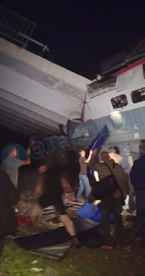 OsiOsint1's tweet image. 🇷🇺🚨 A highway bridge co||apsed onto a passenger train on the Moscow-Klimovo route near Vygonichi in Russia’s Bryansk region.

• 07 people were k¡!!ed and 69 ¡njured, including three in serious condit¡on.

#Moscow #Klimovo #Vygonichi #Bryansk #Ukraine