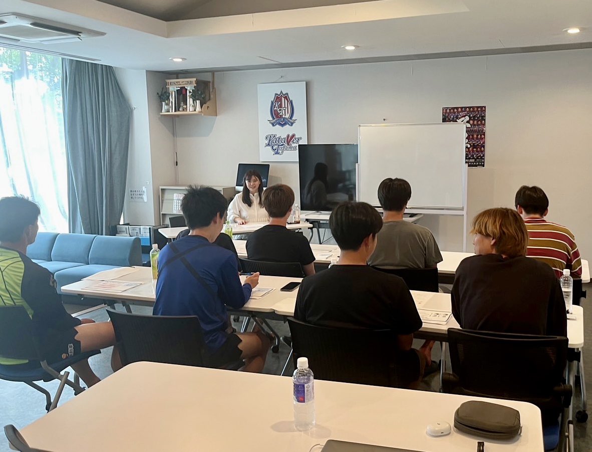 sako_uesugi's tweet photo. カターレ富山で若手選手に向けた話し方研修を実施しました。対人力や思考力のトレーニングから、緊張対策・傾聴・インタビューまで幅広くお伝えしました🎤
ロジカルシンキングでは考えを整理し、論理的に伝えるワークを行い、インタビューではメディア側の視点も共有し伝え方にも変化が見られました✨ https://t.co/vmvs92x4ST