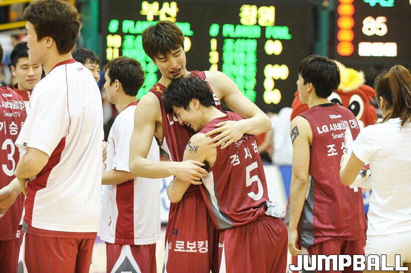 "형은 굉장히 머리가 좋아요. 마음도 따뜻한 정 많은 사람이죠. 후배들뿐 아니라 선배들한테도 동료로서 최고였습니다. 어떤 일을 하더라도 잘할 형이에요. 제2의 인생도 누구보다 진심으로 잘 나아 갈 겁니다."

"시래 형, 고맙고 고생 많았어."