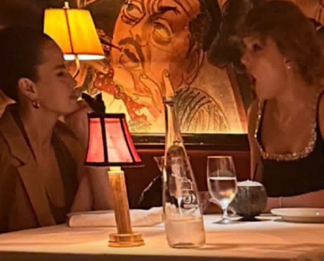 Taylor Swift Argentina (@tayupdatesarg) on Twitter photo 📸| Taylor y Selena chusmeando en NYC esta noche! 📸| Taylor y Selena chusmeando en NYC esta noche!