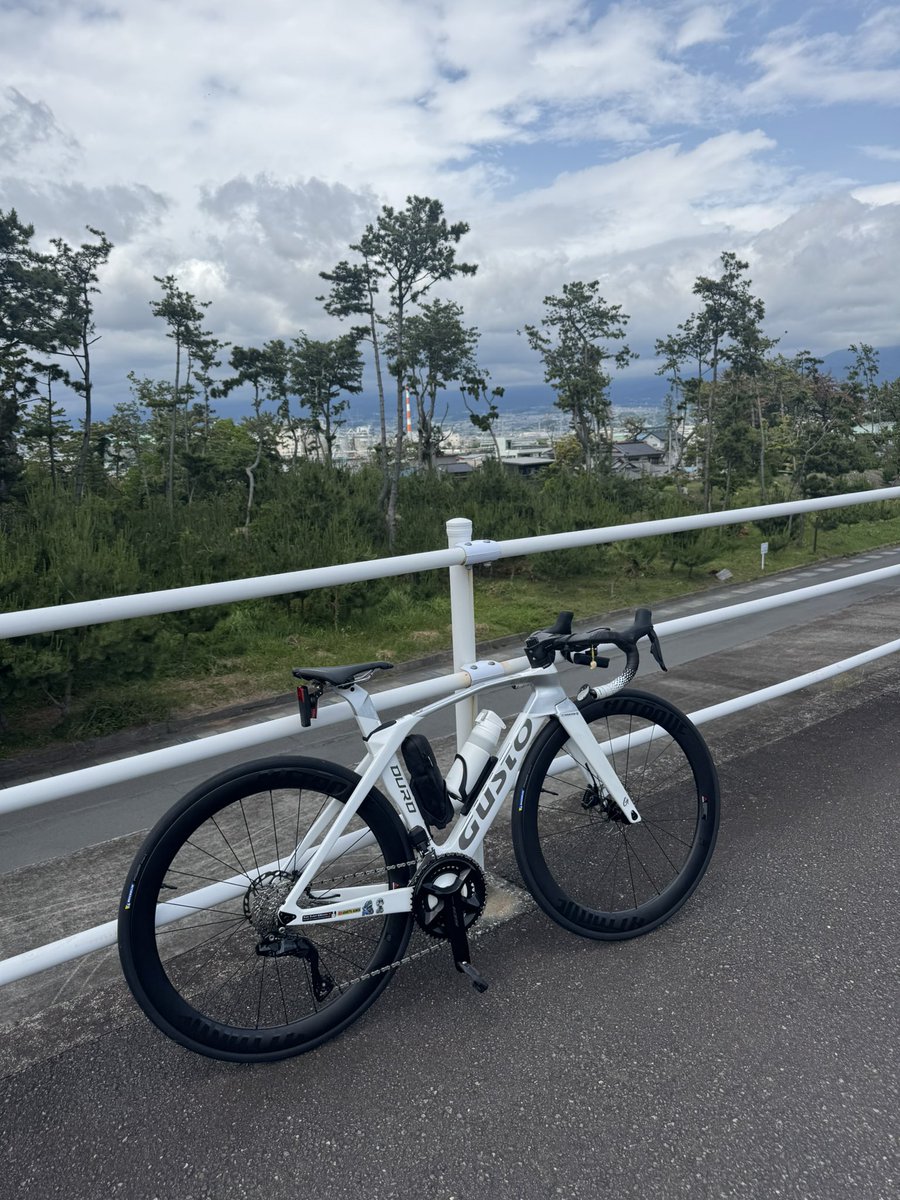 toshianiiii's tweet image. いつもの、公園で富士山定点観測。
曇っていて見えません❗️
富士山定点観測になってないじゃん(爆)
今日は、富士山ヒルクライムのイベントがあったようで、5合目は晴れいたようですね。
富士ヒルの沢山のポストがありました。
#サイクリング 
#ロードバイク
#グスト
#gusto
#富士山
#田子の浦港公園