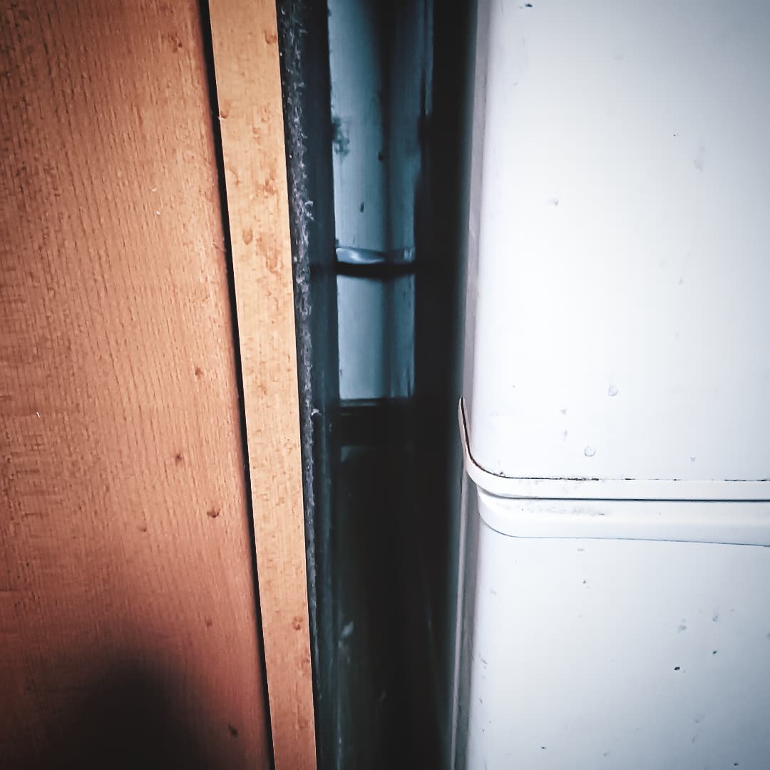 JeenaAndow's tweet photo. 冷蔵庫の隙間に袋クリップを落としてしまう。
冷蔵庫をエイヤっと動かしたら、出てくる出てくる。
道理で最近、袋を閉める時に不便だと感じていたんだ。

#冷蔵庫の隙間 #袋クリップ #bagclip #バッグクリップ #フードクリップ https://t.co/feimsVKECu