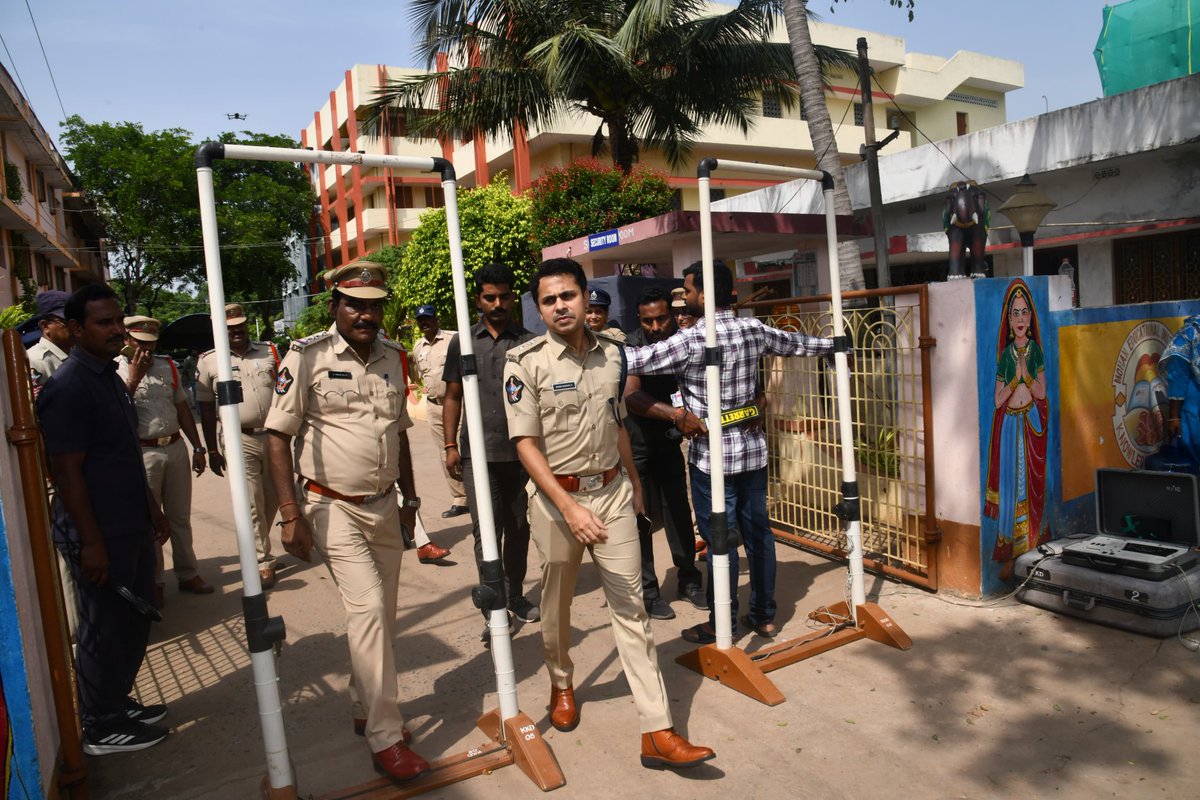 KAKINADAPOLICE's tweet image. ఈ రోజు ఉదయం కాకినాడ జిల్లాలో పోలీస్ కానిస్టేబుల్ మెయిన్స్ రాత పరీక్ష కు ఏర్పాటుచేసిన బందోబస్తు ఏర్పాట్లను పర్యవేక్షిస్తున్న కాకినాడ జిల్లా ఎస్పీ శ్రీ జి. బిందు మాధవ్, ఐపీఎస్.,గారు

@APPOLICE100
#BinduMadhavIPS 
#APPOLICE 
#APSLPRB 
#kakinada 
#kakinadasp