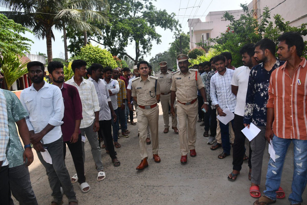 KAKINADAPOLICE's tweet image. ఈ రోజు ఉదయం కాకినాడ జిల్లాలో పోలీస్ కానిస్టేబుల్ మెయిన్స్ రాత పరీక్ష కు ఏర్పాటుచేసిన బందోబస్తు ఏర్పాట్లను పర్యవేక్షిస్తున్న కాకినాడ జిల్లా ఎస్పీ శ్రీ జి. బిందు మాధవ్, ఐపీఎస్.,గారు

@APPOLICE100
#BinduMadhavIPS 
#APPOLICE 
#APSLPRB 
#kakinada 
#kakinadasp