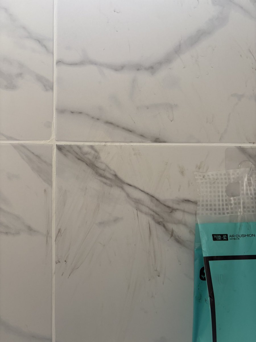 บ้านสปาตาแห้ง Lid Spa at Home เช้านี้ มีแขกมาเยือน 4 ท่าน 

คาดว่าแม่แมวคาบลูกน้อยมาหลบพายุตั้งแต่เมื่อคืน กระโจนเข้าทางห้องน้ำชั้น 2

ทางนี้ไม่เคยมีใครเลี้ยงแมวกันเลย วอน #ทาสแมว ช่วยแนะนำทีค่ะ 🥰☺️🙏🏼