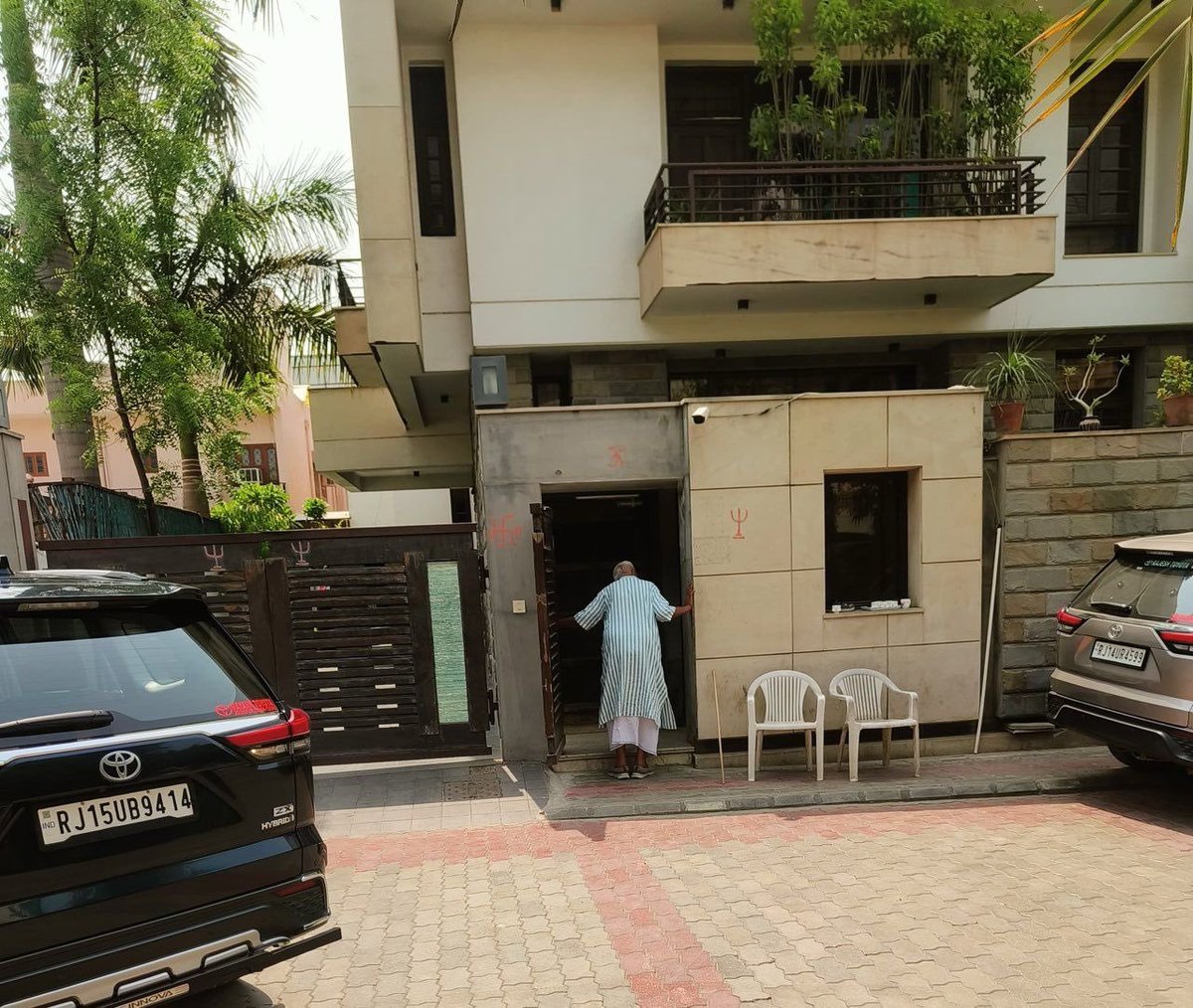 हेलो हेलो, रूम खाली है एक रूम चाहिए

पिछले मकान मालिक ने धको देर बाहर कर दिया अब मने एक नये मकान मालिक की जरूरत है 

पहले मकान मालिक चमचा था अब मैं भक्तो के मकान में रहना चाहता हूं

जयपुर की गली गली घूमता बेरोजगार युवा