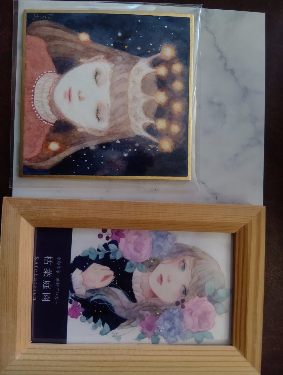 ブルーG (@snowlatte2) on Twitter photo 枯葉庭園さん<a href="/Karehateien/">枯葉庭園🌿画材ブログ</a> から、星の王冠をお迎えしました!😀
名刺の絵も素敵だったので額に入れて飾ってみようと思います!😊
以前お迎えした、心を照らす灯火に似た人だな〜と思い、思わずお迎えしたくなりました!枯葉さん、ありがとうございました!😊 枯葉庭園さん<a href="/Karehateien/">枯葉庭園🌿画材ブログ</a> から、星の王冠をお迎えしました!😀
名刺の絵も素敵だったので額に入れて飾ってみようと思います!😊
以前お迎えした、心を照らす灯火に似た人だな〜と思い、思わずお迎えしたくなりました!枯葉さん、ありがとうございました!😊