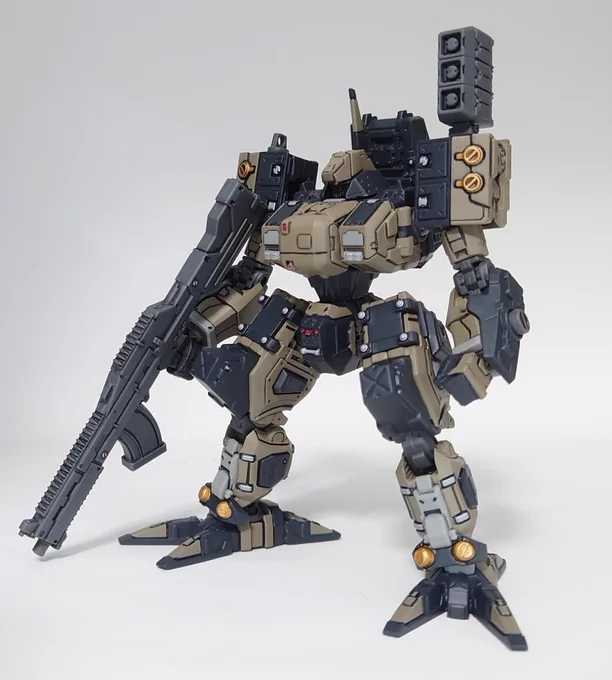 ストラクチャーアーツ グリレゼクス 完成です。 轟雷ブラウンとジャーマングレーをメインに、各所にゴールドとシルバーで全筆塗装の一品です。 #フロントミッション #ストラクチャーアーツ