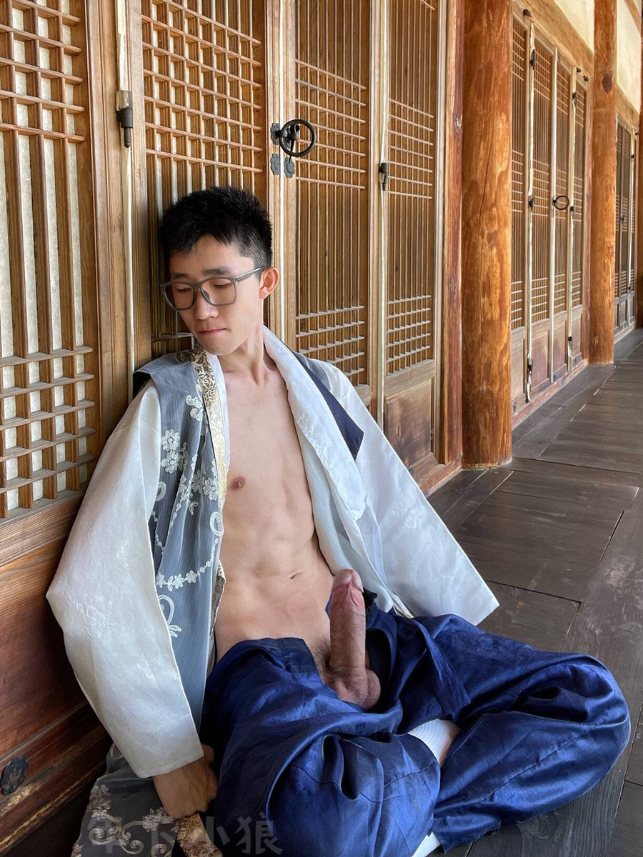 野外小狼狗，欢迎闷骚叔叔来叼我的大鸡吧，找个地方插进你骚穴里打桩交配！
私信约我一战…