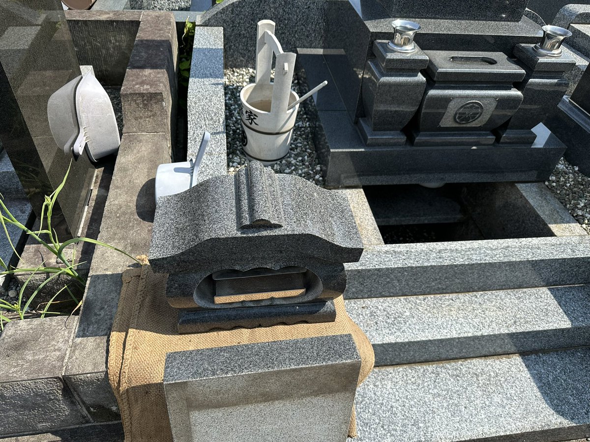 ここのところ納骨が多いですね。
6月は日によってはもう手がいっぱいの日にちも出てきています。本日も3件で私は午前と午後の二カ所を担当。

昨日とは打って変わり、晴れて汗ばむような陽気になりました。