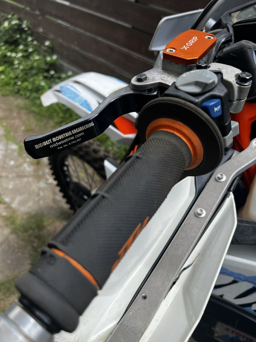 ko_'s tweet photo. 2024ktm excレースで腕上がり頻発したからミッドウェストエンジニアリングのレバーに交換し、軽くてええやんと思ってだけれど、最近クラッチミートポイント難民になったので純正戻し。
ついでにスロットルワイヤーの洗浄&amp;注油も。 https://t.co/PnMWQhhD6d