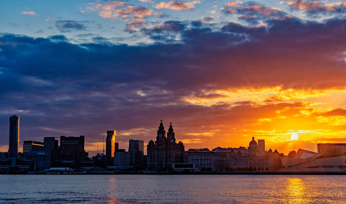 Meteorological summer
The sun rises over Liverpool skyline. #StormHour #sunrise