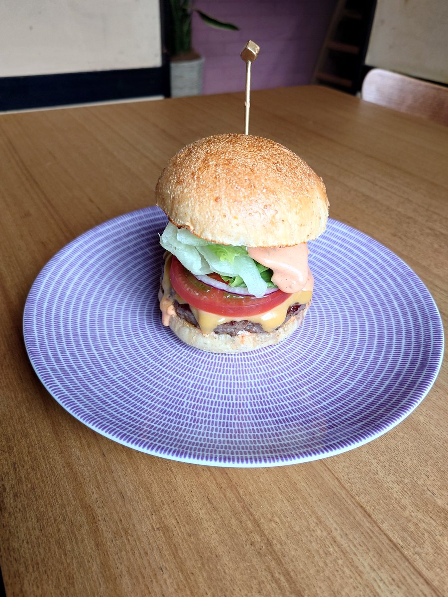 over39ssb's tweet photo. 箱根のもう一つの超超超おすすめ🍔
いわゆる高級ハンバーガーでお高いでが、お肉が美味しすぎて、幸せになれます‼️
https://t.co/d7evCPxemg
#BOXBURGER https://t.co/d1WYLOol6B