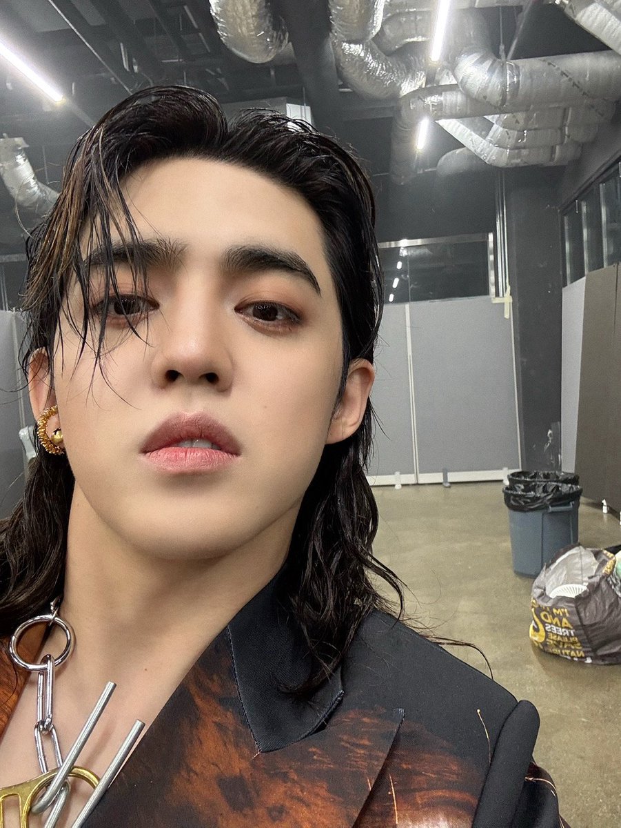 MyBias_Gyu's tweet photo. I'll bet my whole month salary here. Before JUNE ends, it's high likely that next #SEVENTEEN WORLD TOUR would be announced. SEBONGS love surprising CARATs and happiness never ends. They never slacked off and CARATs has always been SVT's priority. They always knew their assignment https://t.co/c2qwk65xlq