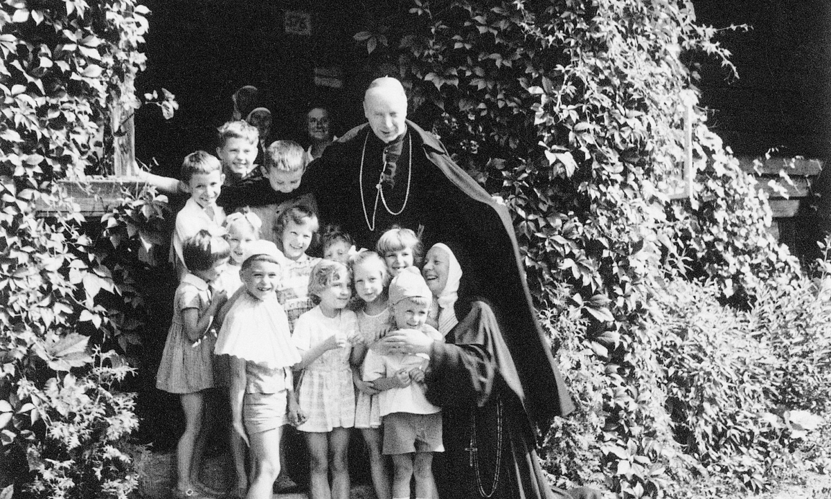 "Staje się oczywiste, dlaczego Bóg Ojciec okazał światu Syna swego jako dziecię! Dlatego, byśmy lepiej zrozumieli, że Bóg jest Ojcem! A i dlatego, byśmy się nauczyli cenić dzieci, byśmy chcieli je bronić!" #PrymasWyszyński

#DzieńDziecka #Mt514