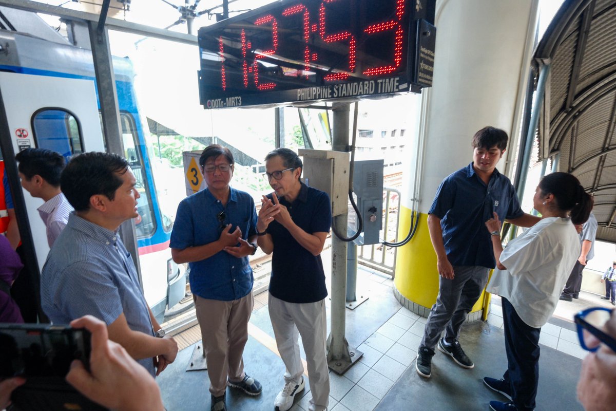 News5PH's tweet image. FAMILY FARE PROMO SA MRT-3 AT LRT-2

Pinangunahan ni Pres. #BongbongMarcos kasama ang First Family ang paglulunsad ng Family Fare 1+3 Promo para sa Metro Rail Transit Line 3 #MRT3 sa Quezon City ngayong Linggo, June 1.

Present din sa naturang event sina Tansportation Sec. Vince…