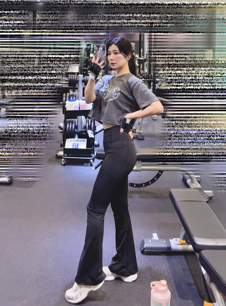riefitness's tweet photo. フレアレギンス初挑戦だけど
脚長効果あって良き！
あとこのまま外で歩いてもジロジロ見られないからラクちん。

#筋トレ #ダイエット #fitness  #ボディーメイク #筋トレ女子　#トレ着 https://t.co/PktD0aOMFe
