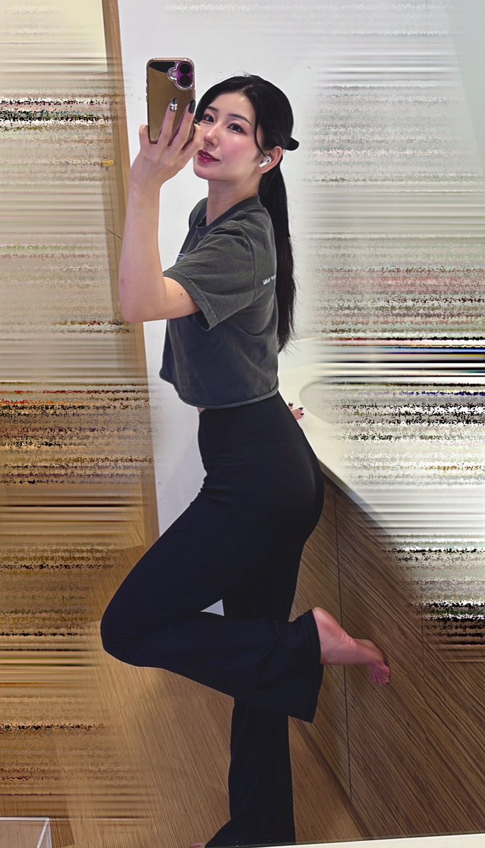 riefitness's tweet photo. フレアレギンス初挑戦だけど
脚長効果あって良き！
あとこのまま外で歩いてもジロジロ見られないからラクちん。

#筋トレ #ダイエット #fitness  #ボディーメイク #筋トレ女子　#トレ着 https://t.co/PktD0aOMFe