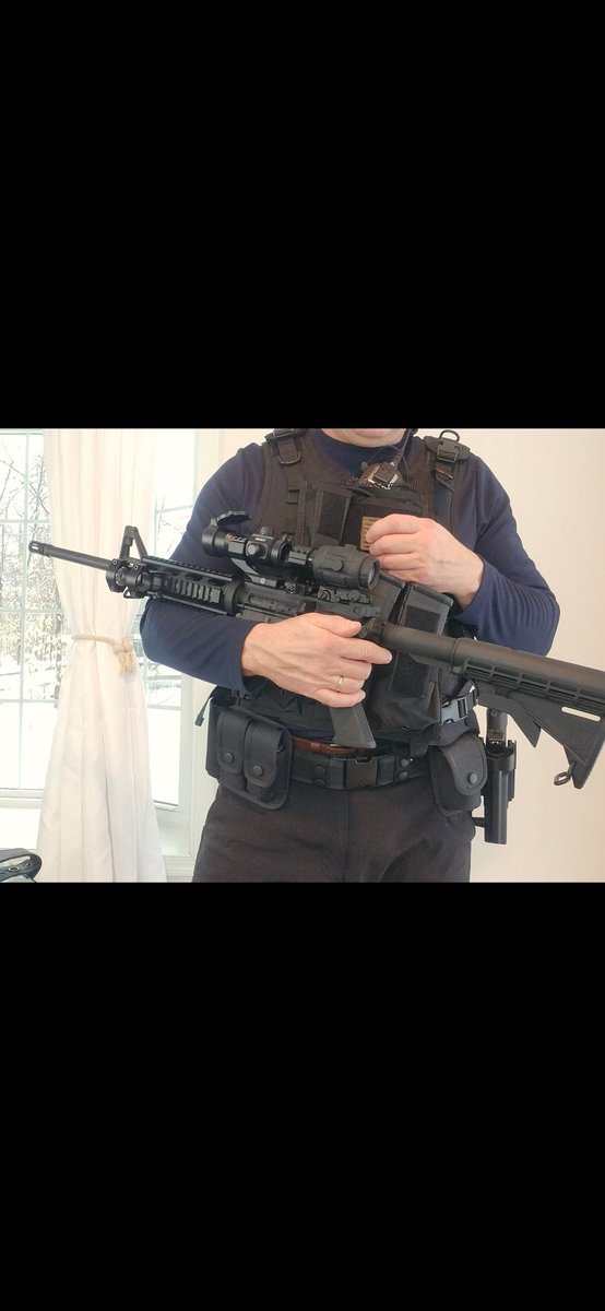 amerikalipolis's tweet photo. @srkntnyldz Ney?? AR-15 mi . AR ne zamandan beri kapak kısmindan șerit mermi almaya bașladı? Bak bu elimdeki silah 
Smith Wesson AR 15 https://t.co/fkMSroHYRv