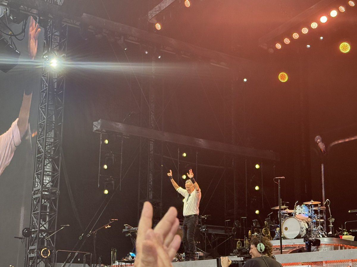 Paul Appleton (@paulapp0505) on Twitter photo “With a chance to make it good somehow, hey, what else can we do now….”
Buongiorno Davide. What a great night in #Marseille. Have a great day & safe travels home my BB ❤️🎧❤️🎤❤️🎼❤️🎶❤️🎵❤️🎻❤️🎺❤️🎹❤️🥁❤️🎷❤️🎸❤️☘️❤️🇮🇹❤️ <a href="/BDoltri/">𝕿𝖍𝖊 𝕭𝖔𝖘𝖘 </a> ❤️❤️❤️ <a href="/springsteen/">Bruce Springsteen</a> ❤️❤️❤️ “With a chance to make it good somehow, hey, what else can we do now….”
Buongiorno Davide. What a great night in #Marseille. Have a great day & safe travels home my BB ❤️🎧❤️🎤❤️🎼❤️🎶❤️🎵❤️🎻❤️🎺❤️🎹❤️🥁❤️🎷❤️🎸❤️☘️❤️🇮🇹❤️ <a href="/BDoltri/">𝕿𝖍𝖊 𝕭𝖔𝖘𝖘 </a> ❤️❤️❤️ <a href="/springsteen/">Bruce Springsteen</a> ❤️❤️❤️