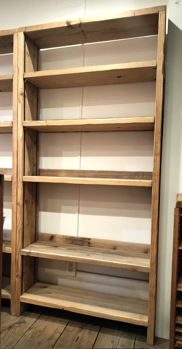 什器で使用した棚ですがご入用の方がいらっしゃいましたらお売りいたします。2台あります。棚板の移動は可能。サイズはW84.5cm×D24.5cm×H180cm
DMにてご連絡ください。
よろしくお願いします！