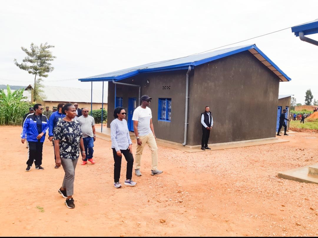 MUHAZI YACU (@muhaziyacu) on Twitter photo Perezida w’Inteko ishinga amategeko umutwe w’Abadepite Kazarwa Gertulde <a href="/GKazarwa/">Kazarwa Gertrude</a> yitabiriye umuganda rusange usoza ukwezi kwa Gicurasi, aho yasuye inzu 10 zubakiwe abaturage bakuwe ahaturikirizwaga intambi mu bucukuzi bw’amabuye y’agaciro i Rwinkwavu. Abo baturage barashima Perezida w’Inteko ishinga amategeko umutwe w’Abadepite Kazarwa Gertulde <a href="/GKazarwa/">Kazarwa Gertrude</a> yitabiriye umuganda rusange usoza ukwezi kwa Gicurasi, aho yasuye inzu 10 zubakiwe abaturage bakuwe ahaturikirizwaga intambi mu bucukuzi bw’amabuye y’agaciro i Rwinkwavu. Abo baturage barashima