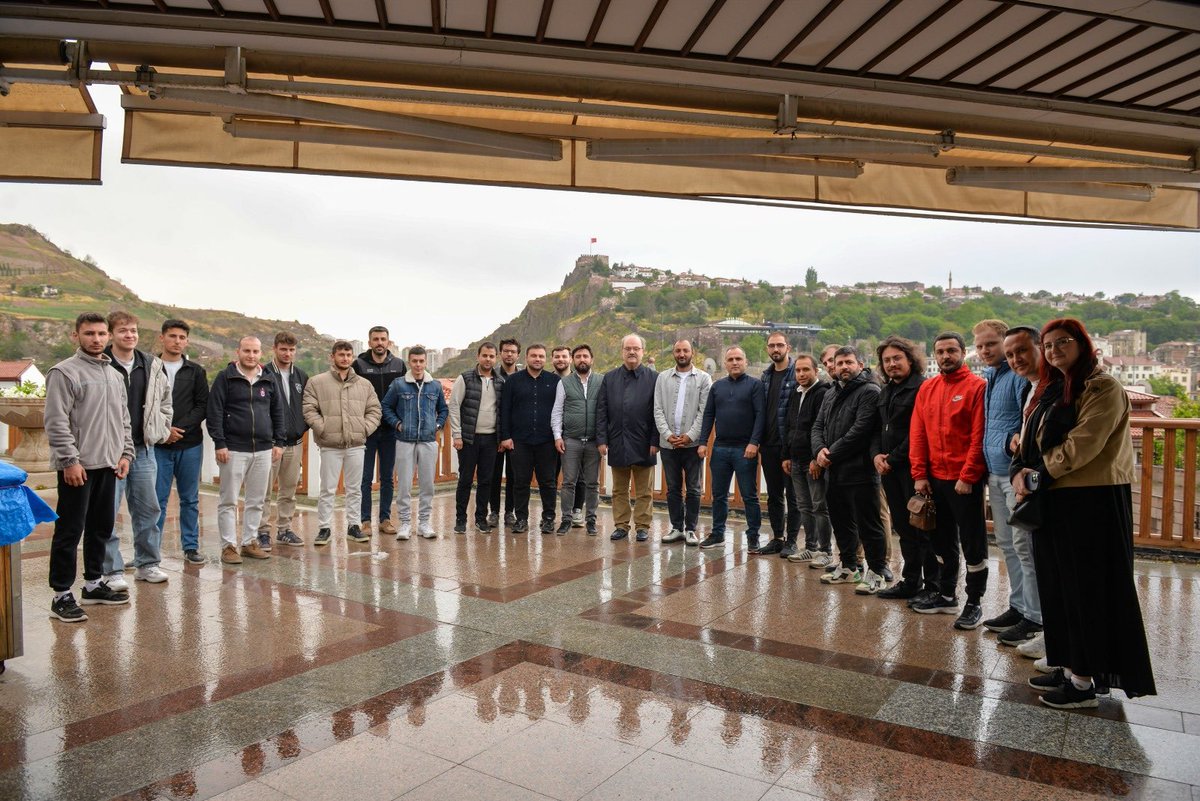 Ankara TÜGVA Ekibine <a href="/tugvaTR/">TürkiyeGençlikVakfı</a>  bizi de çay+simit ziyafetine ve sohbetlerine davet ettikleri için teşekkür ediyorum.
Ayda bir kere Hacıbayram’da sabah namazı sonrası bu şekilde buluşmalarından dolayı ve her an eylem insanı olarak hareket halinde olmalarından dolayı kutluyorum.