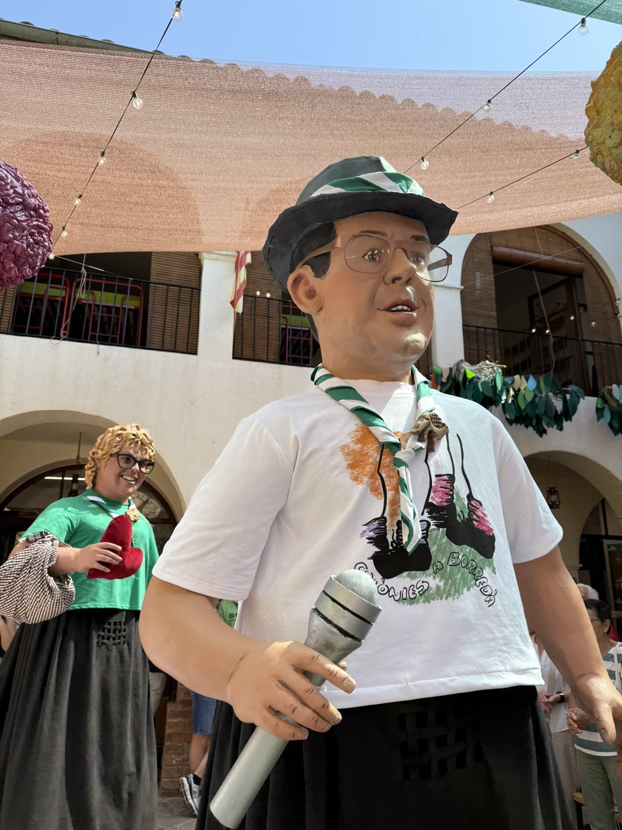 🌟 Ahir el pati de la casa Llar del Pare Coll de Borredà va acollir una jornada de portes obertes.

🪧 Durant la matinal es va destapar una placa commemorativa al pati.

🧶 Una de les sorpreses dels 50 va veure la llum: el nou gegant en homenatge a Ramon Serchs.

#50ColBorredà