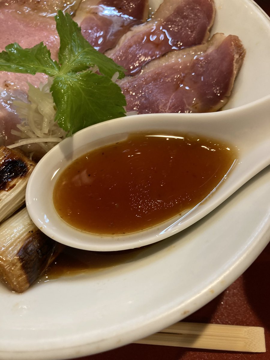 dera_e_mon's tweet photo. 燃えよ麺助さんで、紀州鴨そばの鴨とねぎ増しをいただく。
ここのラーメン食べた後は30分くらい幸せでニヤニヤしてしまう。（心の中で）
トッピングどれもおいしいんで増しは必須。
ごちそうさまでした！ https://t.co/yF8nUo1SO2