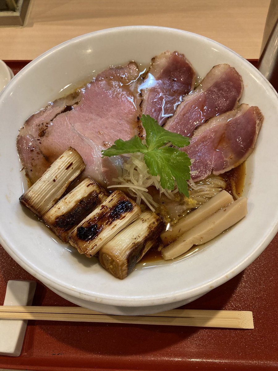 dera_e_mon's tweet photo. 燃えよ麺助さんで、紀州鴨そばの鴨とねぎ増しをいただく。
ここのラーメン食べた後は30分くらい幸せでニヤニヤしてしまう。（心の中で）
トッピングどれもおいしいんで増しは必須。
ごちそうさまでした！ https://t.co/yF8nUo1SO2