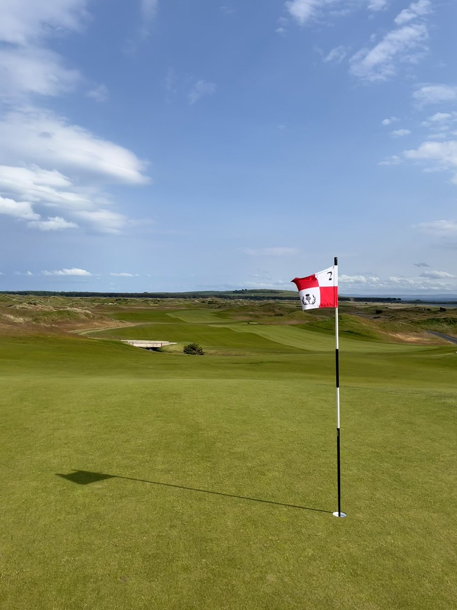 jackL0gan11's tweet photo. Golfers paradise between the showers @dumbarniegolf #golfinscotland https://t.co/t75EcVHhuE
