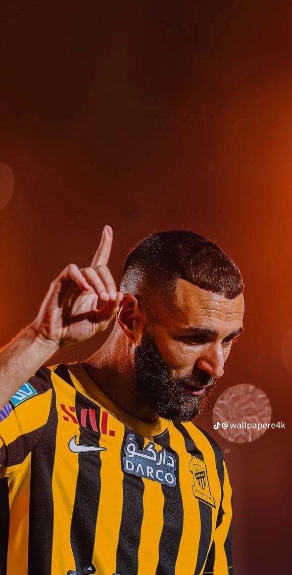 اقبل  تحمل ايديه لي فرحت العيد
 وحدك سبقت  الناس والعيد بكره

الكاس والدوري  عيدنا يالعميد
مشكور بنزيما  لك الفين  مره

#عمر_السهلي
#شعر_للاتحاد
#الاتحاد