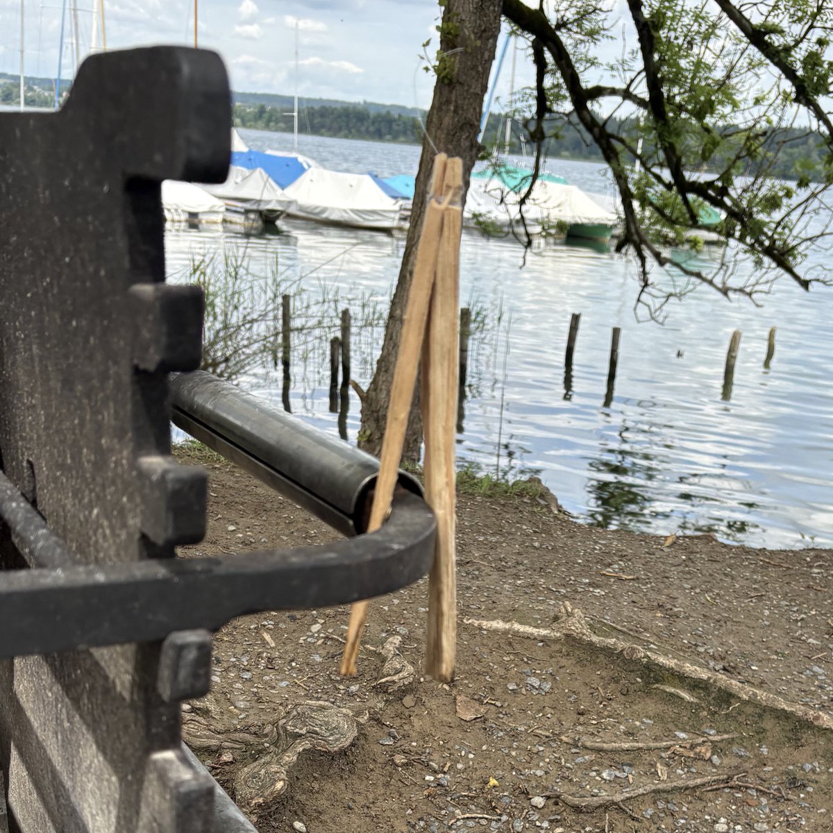 pascal_gujer's tweet image. Sorry, no dad hack last week — I was busy biking, fishing, and doing what dads do best: fixing problems with whatever’s lying around. 🛠️
We hit a Swiss Grillplatz with the kids.
Fire? One match + 100ml burner alcohol + dry wood = 🔥
But: no grill tongs.
So I made some.
2…