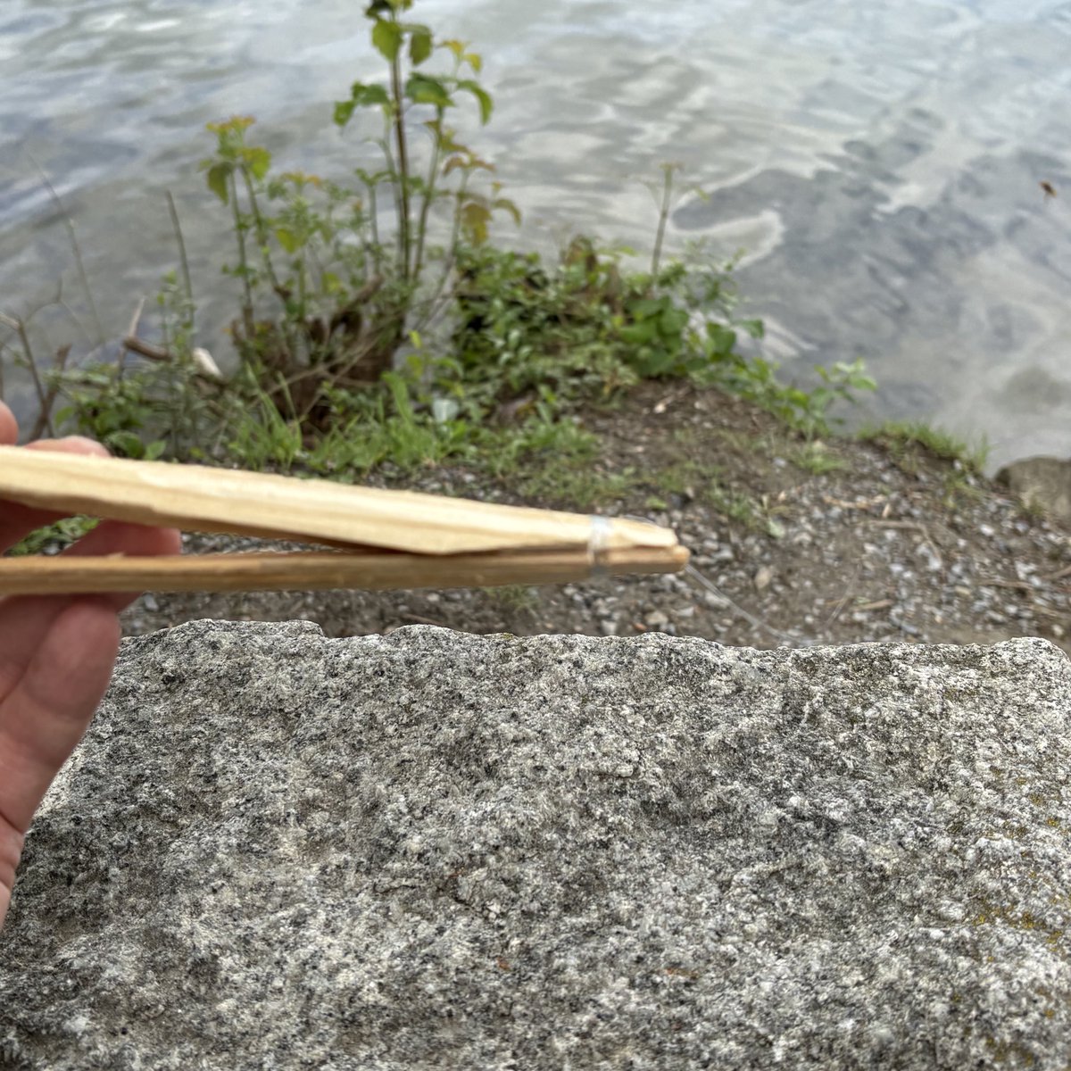 pascal_gujer's tweet image. Sorry, no dad hack last week — I was busy biking, fishing, and doing what dads do best: fixing problems with whatever’s lying around. 🛠️
We hit a Swiss Grillplatz with the kids.
Fire? One match + 100ml burner alcohol + dry wood = 🔥
But: no grill tongs.
So I made some.
2…
