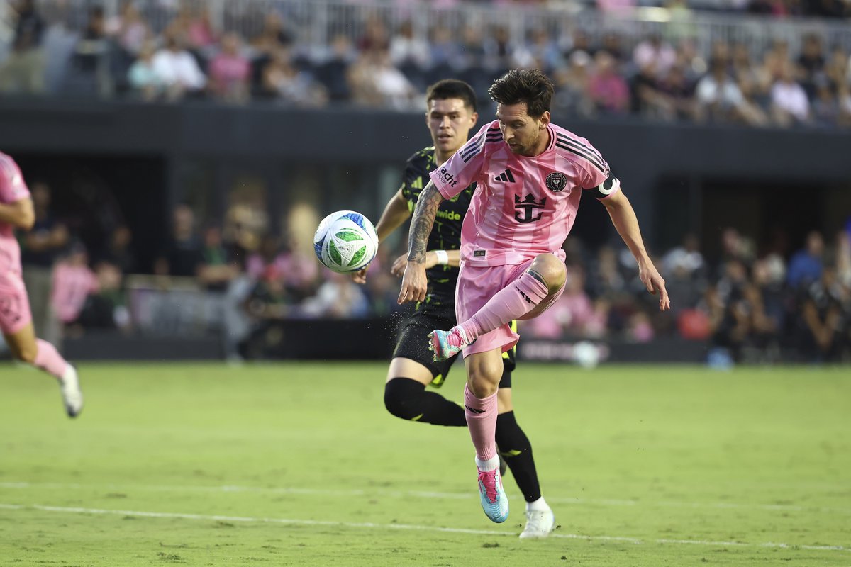 CGTNSportsScene's tweet photo. ๐ฅ#MESSI MASTERCLASS!
The reigning @MLS MVP dished out two goals and three assists in @InterMiamiCF's 5-1 demolition of the @ColumbusCrew, factoring into every goal his side scored at Chase Stadium.
๐คฏAge-defying greatness.
#InterMiami #Messi #MLS #FootballMasterclass https://t.co/gMHl6Nkle4