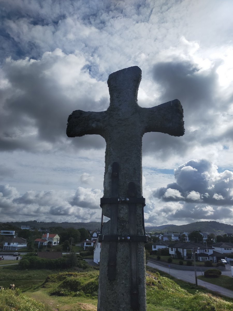 Not a Cornish one but seen on holiday in Norway a few days ago. Believed to be 11th century 
#Krosshaugen #Haraldshaugen #StandingStoneSunday