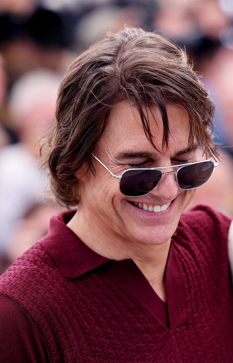 눈을 내리뜨거나 심지어 감아도 눈이 ㅈㄴ 큼